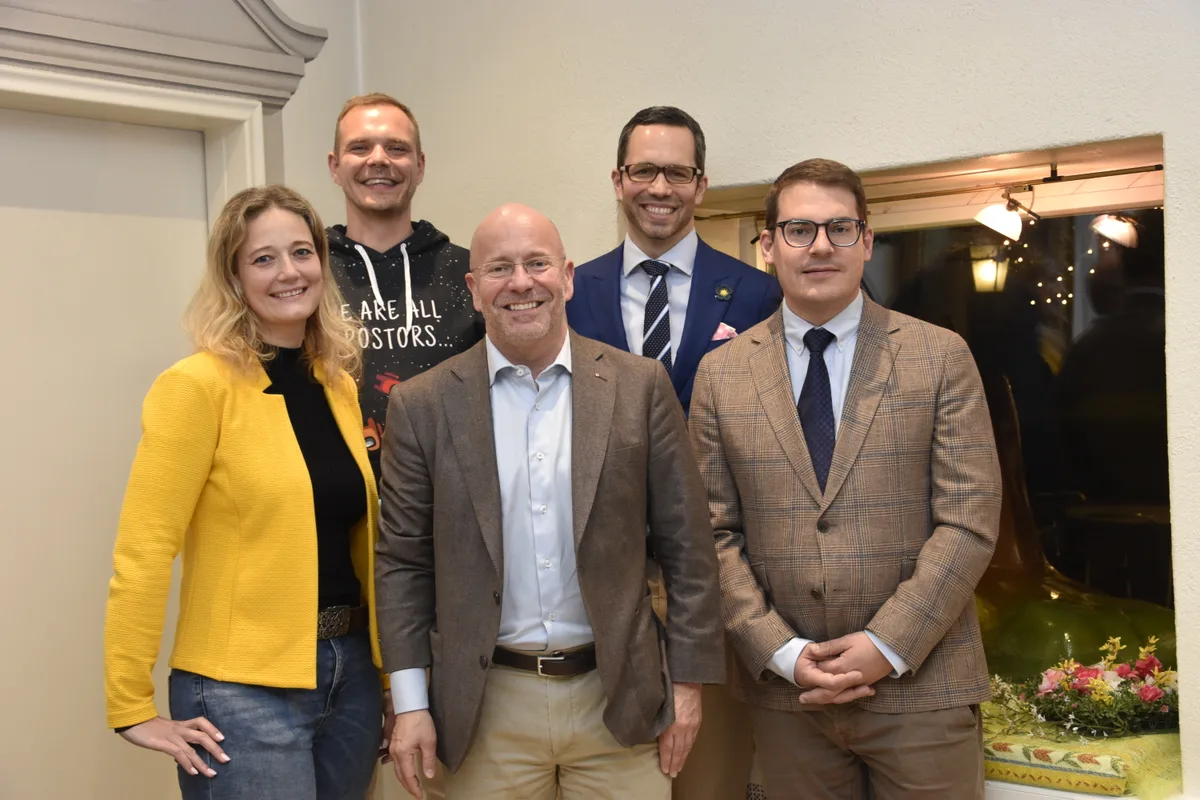 Mehrere Personen posieren für ein Foto